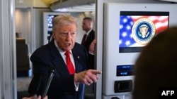 АКШ президенти Дональд Трамп Air Force One учагынын бортунда журналисттердин суроолоруна жооп берип жатат. 31-октябрь, 2025-жыл.