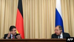 Зіґмар Ґабріель (л) і Сергій Лавров (п) на прес-конференції в Москві, 9 березня 2017 року