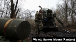 Український військовий готується вести вогонь із гаубиці «Богдана» в районі Покровська, квітень 2025 року