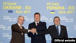 Ліворуч – голова Європейської Ради Герман ван Ромпей, праворуч – голова Європейської Комісії Жозе Мануель Баррозу під час саміту у Києві (архівне фото)