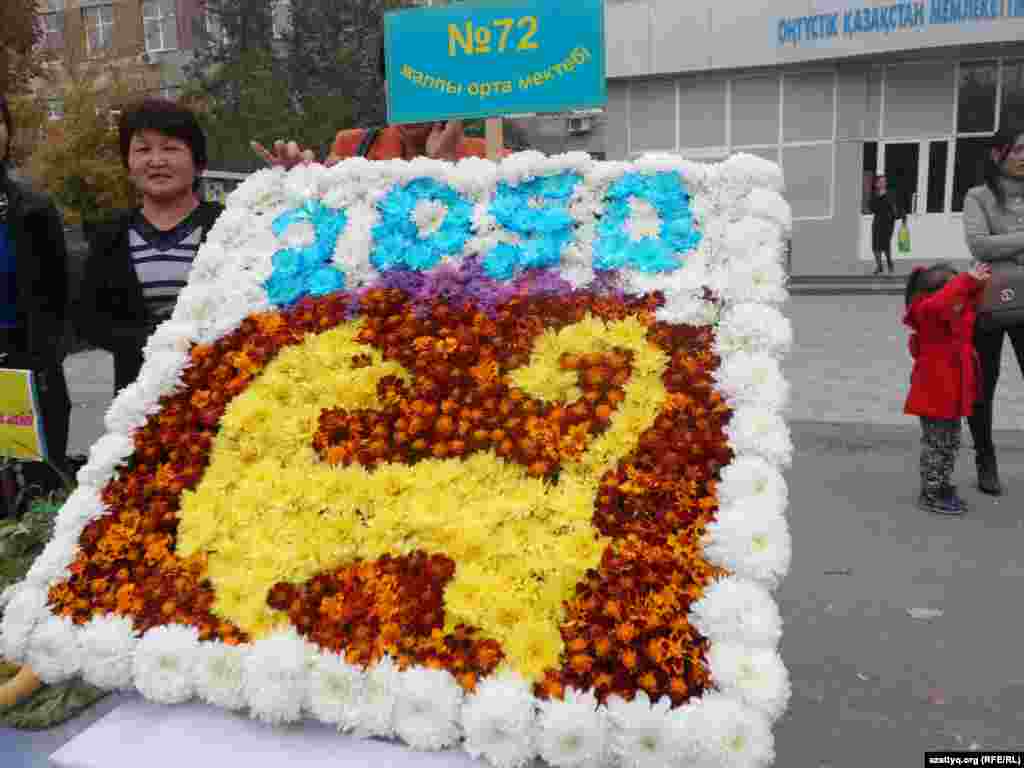 Некоторые композиции на выставке выполнены в духе пропаганды. 