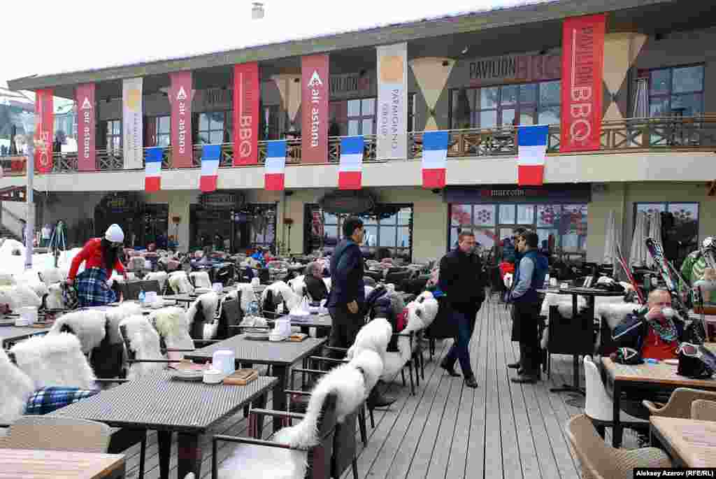 С утра на Шымбулаке витал дух Франции &ndash; развевались французские флаги, слышалась французская речь, исполнялись французские песни.