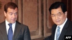 Товарищ Ху (справа) заблаговременно прибыл в Таджикистан и встретил гостя из Москвы уже почти как хозяин