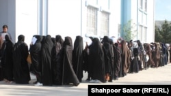 تنها داوطلبان پسر از مکاتب و مدارس دینی می‌توانند فورم درخواست امتحان را خانه‌پُری کنند.