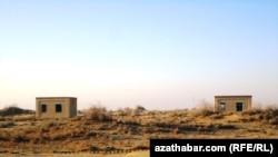 Lebap welaýatynyň Garabekewül, Halaç etraplarynyň çäklerinde magistral ýoluň ugrunda ilata uzak möhletleýin ýeňillikli kreditiň hasabyna satmak üçin onlarça jaýlar guruldy.