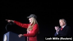 Республикачы талапкер Келли Лөффлер жана президент Доналд Трамп. Жоржия, 4-январь 2020-жыл