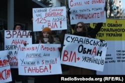 Активісти Всеукраїнської мережа ЛЖВ під стінами Київського апеляційного господарського суду вимагали перевірити патент на препарат для ВІЛ-позитивних пацієнтів – Лопінавір/Ритонавір. Київ, 6 лютого 2018 року