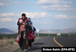 مهاجرین در رسیدن به ترکیه با مشکلات متعدد از جمله برخورد خشن پولیس مرزی آن کشور رو برو می شوند