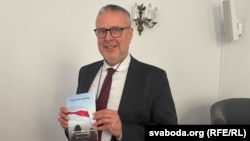 Марцін Вайцяхоўскі з сваёй кнігай пра эўрапейскі выбар Беларусі