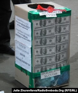 Активісти громадської організації прийшли до міськради з пакетами сміття, зібраного за день