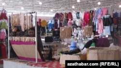 Вещевой рынок в Туркменистане (иллюстрация)  