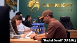 Сокинон акс мегиранд ва санадҳояшонро ба ин марказ месупоранд, то баъдан барояшон дархости ширкат дар бозии "Green Card" дода шавад.