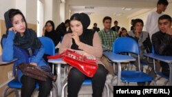 امسال حدود ۱۰۰ هزار دانش‌آموز پسر در آزمون کانکور شرکت کردند، اما برای دومین سال متوالی دختران اجازه شرکت در این آزمون را نداشتند.