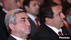Президент Армении и лидер РПА Серж Саргсян (слева) и лидер ППА Гагик Царукян