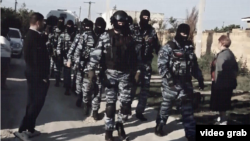 Російські силовики проводять обшуки та затримання у Бахчисараї, Крим. Архівне фото. Скриншот із відео