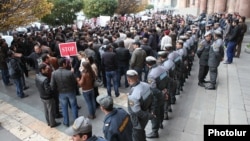 Կենսաթոշակային պարտադիր կուտակային համակարգի դեմ բողոքի ցույց կառավարության շենքի դիմաց, Երևան, 21-ը նոյեմբերի, 2013թ․