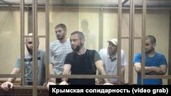 Симферополдогу «Хизб ут-Тахрир» иши боюнча өтүп жаткан Теймур Абдуллаев, Узеир Абдуллаев, Рустем Исмаилов, Айдер Салединов, Эмил Джемаденов. 