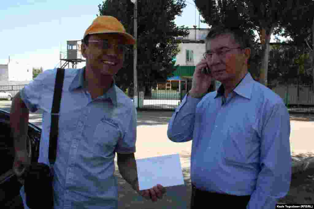 Активисты передали в колонию конверт с поздравительным письмом для заключенного оппозиционного политика Владимира Козлова.&nbsp;