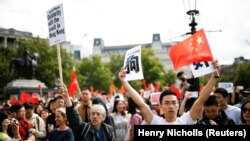 Бээжин менен Гонконг өкмөтүн колдоп чыккандар. 17-август, 2019-жыл.