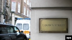 Скотленд-ярд уже заявил, что все допросы свидетелей в Лондоне могут проходить только на добровольной основе