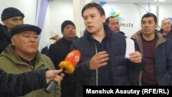 Алматы прокуратурасына келіп тұрған Жанболат Мамай бастаған белсенділер. 20 қаңтар 2020 жыл.  