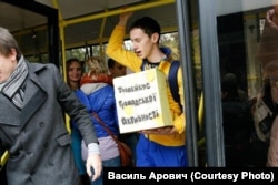 Альона Каравай у 2012 році у Криму в Судаку під час презентації проекту «Тролейбус громадської активності»