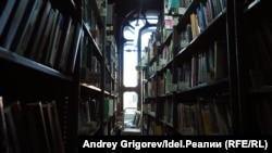 Часть зала со стеллажами, снимок сделан в ноябре 2019 года.