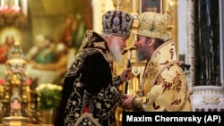 Московський патріарх Кирило (Гундяєв), ліворуч, і глава УПЦ (Московського патріархату) митрополит Онуфрій (Березовський). Москва, 1 лютого 2015 року