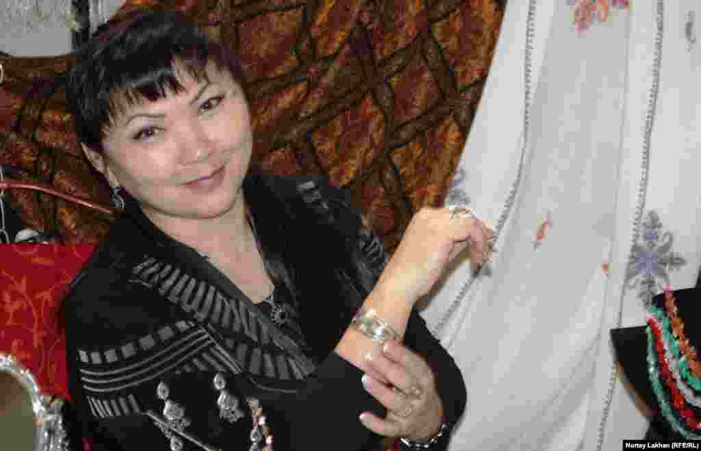 Саулеш, приехавшая из Семея, привезла на выставку серебряные украшения. 