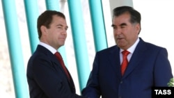 Дмитрий Медведев и Эмомали Рахмон на церемонии сдачи в эксплуатацию ГЭС "Сангтуда-1". Архивное фото