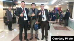 Түрк тилдүү журналисттердин II съездине барган казак, кыргыз жана өзбек журналисттер.