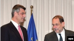 Мулоқоти масъули сиёсати берунаи Иттиҳоди Аврупо Ҳавийер Солана (аз рост) ва сарвазири Косово, Ҳошим Т очӣ дар Бруссел, 24 декабри соли 2008.