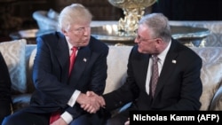 Дональд Трам і Кіт Келлог