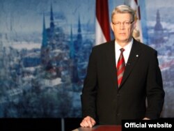 Экс-президент Латвии Валдис Затлерс объявляет по телевидению о роспуске парламента. Рига, 28 мая 2011 года.