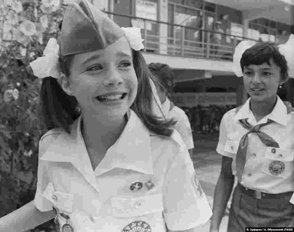 Саманта Смит родилась в городе Хоултон в штате Мэн в США в семье Артура и Джейн Смитов. Ее отец преподавал английский язык и литературу в Университете штата Мэн, а мать была социальным работником. Родители вспоминают, что их дочь&nbsp;была обычным американским ребенком: играла в школьной команде по софтболу, любила животных, хоккей на траве и фортепиано. Ее единственным отличием был интерес к политике: еще когда ей было&nbsp;5 лет, девочка написала свое первое письмо главе государства &mdash; британской королеве Елизавете II, когда та находилась с визитом в Канаде. И даже получила на него ответ &nbsp; 