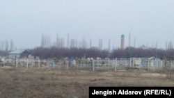 Кыргызстандагы бейиттердин бири.  Баткенде тартылган сүрөт. 