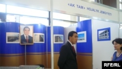 Aşgabadyň "Sergi köşgünde" geçirilen "Türkmengurluşyk-2009" atly halkara sergisinde ”Ak Tam” türkmen firmasynyň burçy.