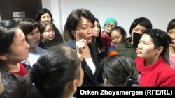 Халықты жұмыспен қамту орталығында атаулы әлеуметтік көмекке өтініш беруге келген аналарға сол кездегі еңбек және халықты әлеуметтік қорғау вице-министрі Светлана Жақыпова (ортада)  құжат тапсыру тәртібін түсіндіріп тұр. Нұр-Сұлтан, 12 сәуір 2019 жыл. Көрнекі сурет.