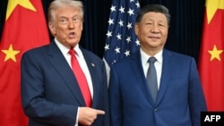 Дональд Трамп та Сі Цзіньпін під час зустрічі на авіабазі Gimhae в південнокорейському Пусані. 30 жовтня 2025 року