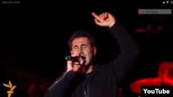 Солист рок-группы System of a Down Серж Танкян выступает на площади Республики в Ереване, апреля 2015 г.