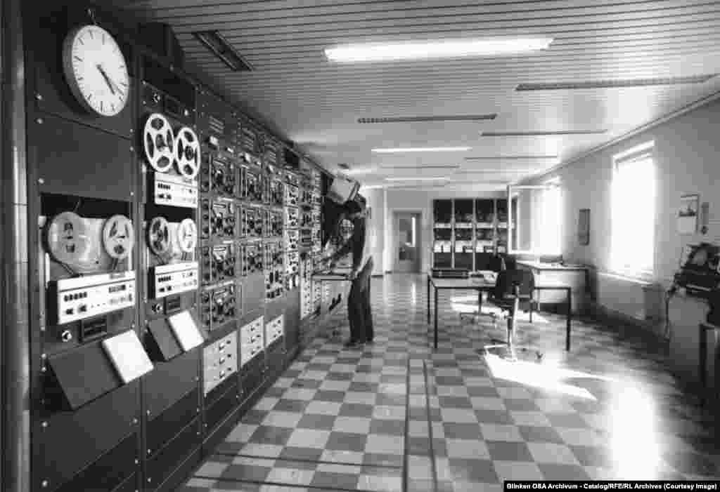 Станция мониторинга в Мюнхене, где радиопередачи из коммунистических стран записывались и просматривались сотрудниками радиостанции.В 1976 году РСЕ и РС объединились в корпорацию РСЕ/РС - Радио Свободная Европа / Радио Свобода Инк.