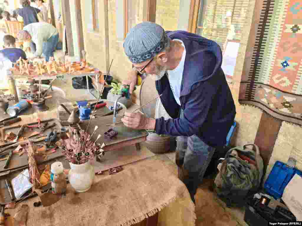 Майстри на очах у публіки створювали нові предмети традиційного побуту кримських татар