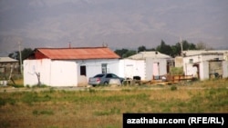 Gaty oba ýykylmaly edilýär