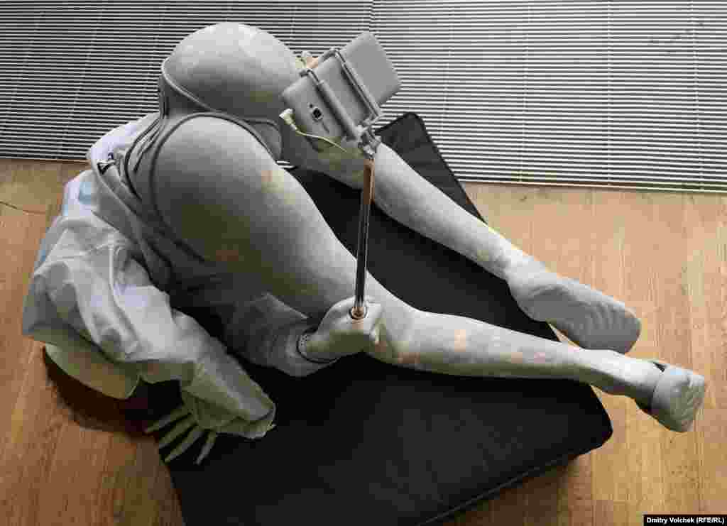 В частности, критикуется страсть к селфи