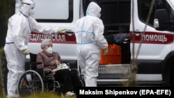 Ռուսաստան - Բուժաշխատողները հոսպիտալացնում են կորոնավիրուսով վարակված կնոջը, Մոսկվա, 14-ը սեպտեմբերի, 2020թ.