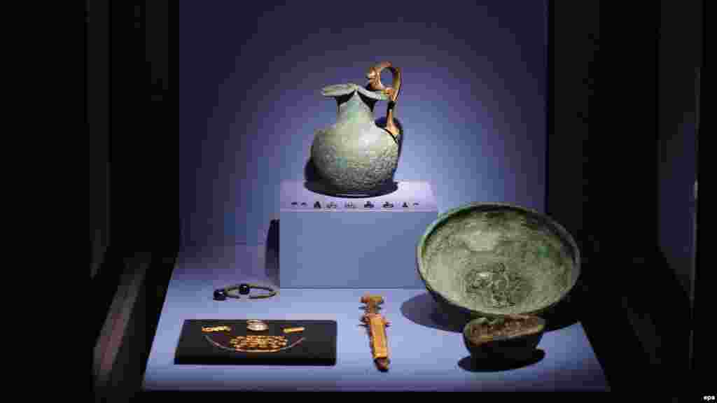 Bu gadymy baýlygy &quot;görnetin sebäbe görä, Kryma gaýtaryp bolmaz, [olary] ýurt basarlara, basybalyjylara berip bolmaz&rdquo; diýip, Ukrainanyň prezidenti Wolodymyr Zelenski X sosial ulgamynda (öňki Twitter) aýtdy. Ol golland kazyýetiniň kararyna ýokary baha berdi.