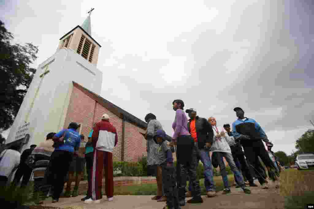 Люди в черзі на дільницю у місті Мобіл, штат Алабама
