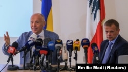 Посол України в Лівані Ігор Осташ (ліворуч) під час пресконференції у приміщенні українського посольства. Баабда, Ліван, 3 серпня 2022 року