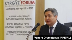 Болот Отунбаев на Втором Всемирном форуме кыргызских диаспор, Сан-Марино, 14 апреля 2013 года.
