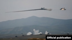 В среду Министерство обороны Азербайджана заявило, что в Нагорном Карабахе азербайджанские военные сбили вертолет «Ми-24» Вооруженных сил Армении, нарушивший воздушное пространство страны